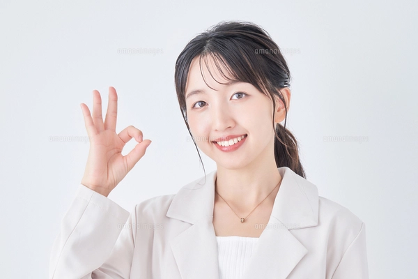 ピースサインをする若い女性の写真素材 [FYI07416970] | ストック