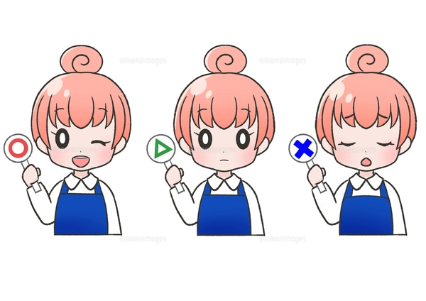 まる・ばつ・さんかくの記号の札を持つ黄色いエプロンを付けた女性