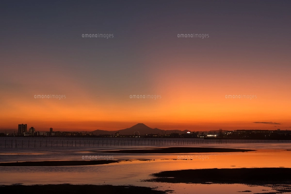 ふなばし三番瀬海浜公園より夕焼けに染まる三番瀬干潟と富士山に都会の