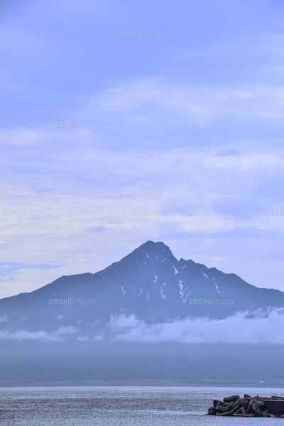 利尻礼文サロベツ国立公園の礼文島から見た霧がかかる利尻山（利尻富士