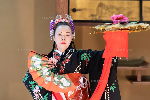 着物姿で扇子を持って日本舞踊を踊る若い日本人女性の写真素材