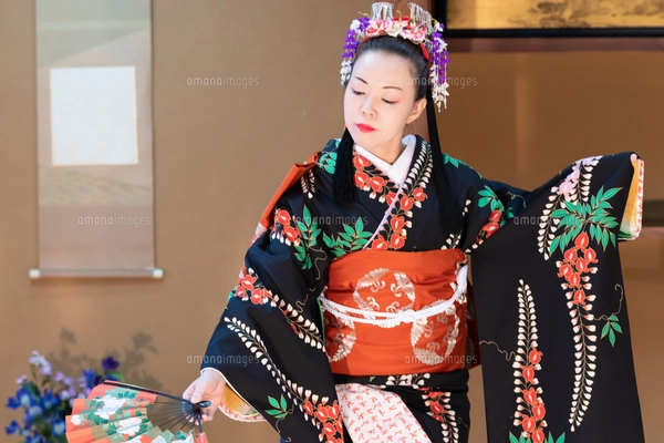 着物姿で日本舞踊を踊る若い日本人女性の写真素材 [FYI07506558