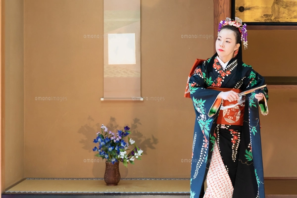 着物姿で日本舞踊を踊る若い日本人女性の写真素材 [FYI07506558