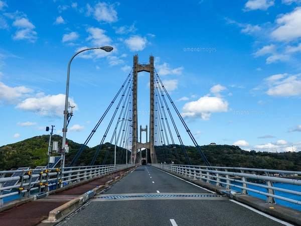 玄界灘を越えて加部島と九州本土を結ぶ呼子大橋（佐賀県唐津市
