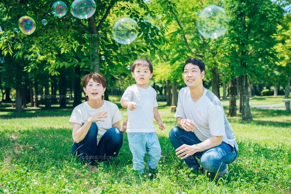 シャボン玉で遊ぶ親子 の写真素材 [FYI07531582] | ストックフォトの