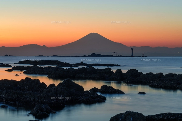 富士山と夕日の風景高解像度写真　2Ｌ判4枚　と　Ｌ判写真4枚　8枚セート 夕焼けのグラデーションと富士山の写真素材 [FYI07561095] | ストック