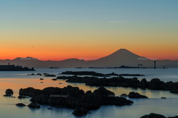 夕焼けのグラデーションと富士山の写真素材 [FYI07561095] | ストック