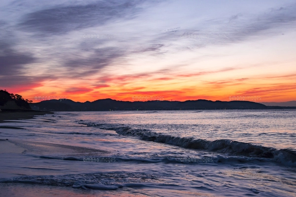夜明けの鎌倉七里ヶ浜の写真素材 [FYI07564850] | ストックフォトの