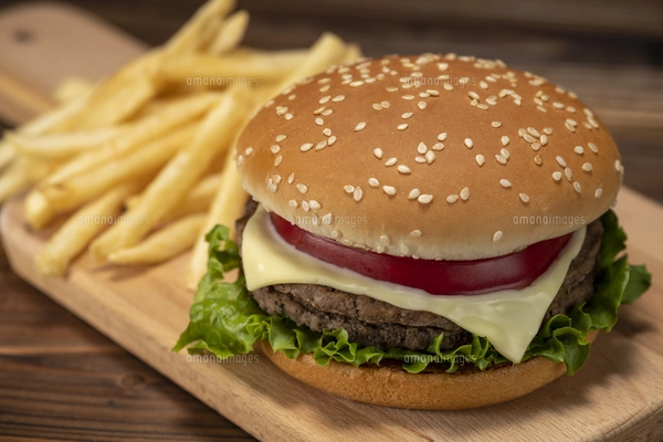 ハンバーガーとフライドポテトの写真素材 [FYI07570152] | ストック