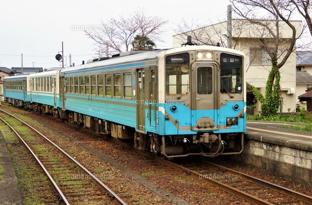 予讃線（海線）の風景 伊予上灘駅（キハ32系）の写真素材 [FYI07583586