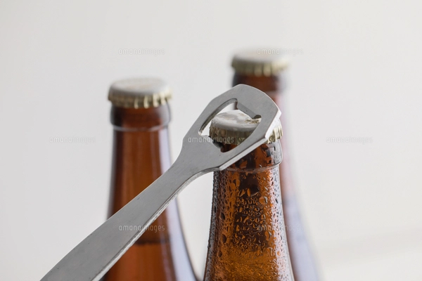 瓶ビールの栓を抜くの写真素材 [FYI07704028] | ストックフォトの