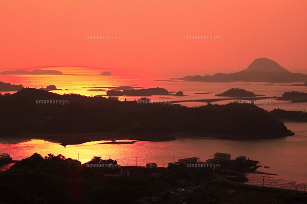 夕日ページ 高舞登山展望台より望む天草松島の夕焼けの写真素材 [FYI07765842