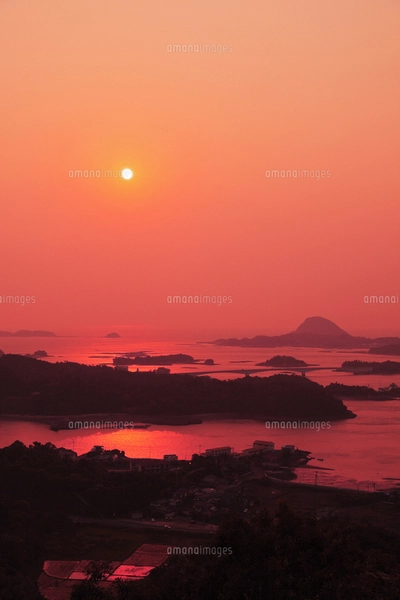 高舞登山展望台より望む天草松島の夕焼けの写真素材 [FYI07765842
