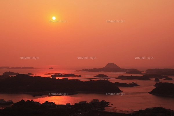 高舞登山展望台より望む天草松島の夕焼けの写真素材 [FYI07765842
