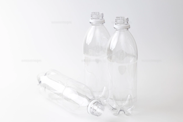 潰れた水の入ったペットボトルの写真素材 [FYI01421707] | ストック
