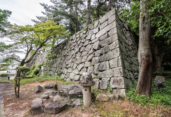 お城公園の石柱が立つ津城跡公園風景の写真素材 [FYI07815200