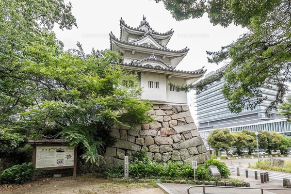 お城公園の石柱が立つ津城跡公園風景の写真素材 [FYI07815200