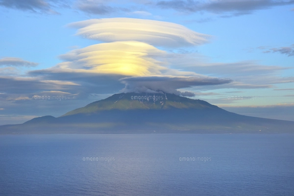 日本最北の離島 礼文島から見た利尻富士にかかるレンズ雲の写真