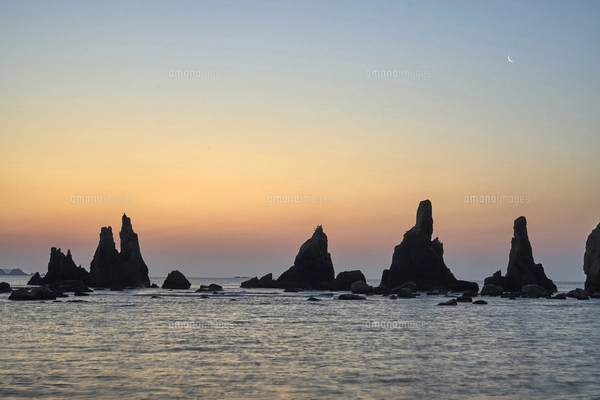 立体絵画の「海岸に並ぶ、日の出の橋杭岩」 列を成した奇岩が朝焼けに染まる。連綿と続く自然の営みが造り上げた