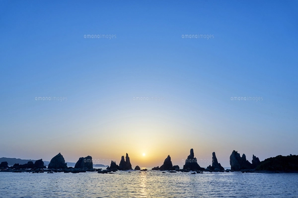 橋杭岩からの日の出の写真素材 [FYI07857273] | ストックフォトの