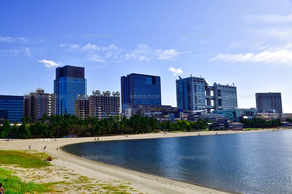 お台場海浜公園ビーチとお台場街並の写真素材 [FYI07868250