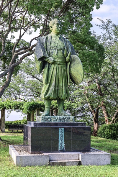 赤穂御崎公園に立つ大石内蔵助像の写真素材 [FYI07882901] | ストック