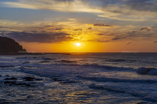 輪島市門前町八ツ島方面に沈む美しい夕陽の写真素材 [FYI07927987