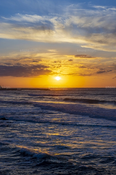 輪島市門前町八ツ島方面に沈む美しい夕陽の写真素材 [FYI07927987