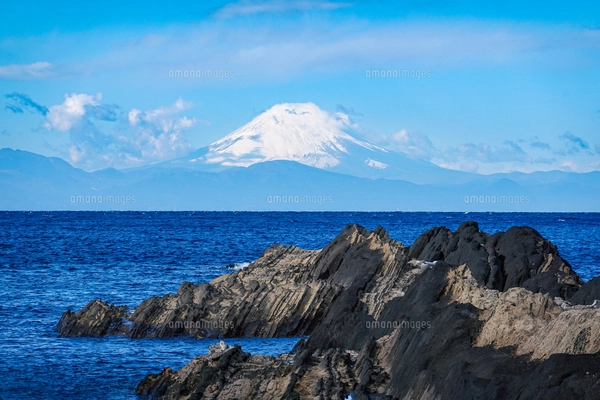 城ヶ島の磯から相模湾越しの富士山（神奈川県三浦市）の写真素材