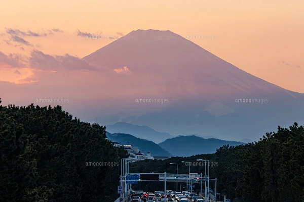 茅ヶ崎から見る夕暮れの富士山の写真素材 [FYI07993022] | ストック