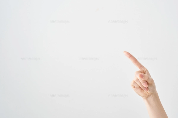 斜め上の方を指し示す女性の人差し指の写真素材 [FYI07996938