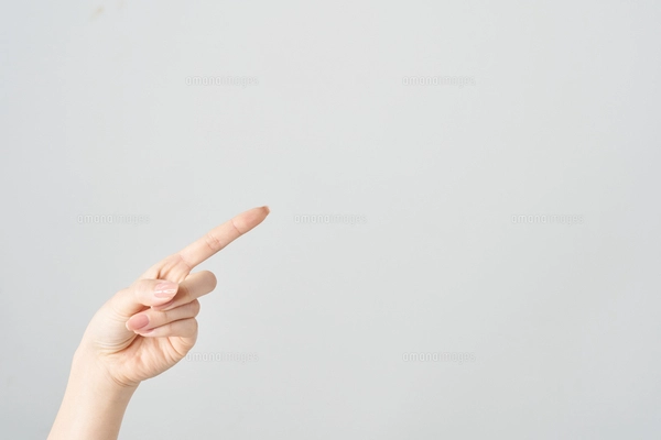 斜め上の方を指し示す女性の人差し指の写真素材 [FYI07996942