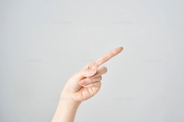 斜め上の方を指し示す女性の人差し指の写真素材 [FYI07996945