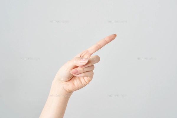 斜め上の方を指し示す女性の人差し指の写真素材 [FYI07996942