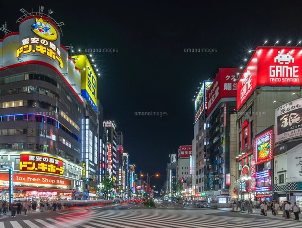 新宿警察署裏交差点から西新宿の超高層ビル群の写真素材 [FYI05053267