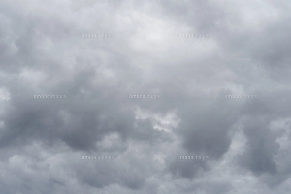 雨雲に覆われた空の写真素材 [FYI08007645] | ストックフォトの Qlean