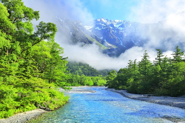 上高地 河童橋より梓川の清流と穂高連峰に雪の写真素材 [FYI08029087