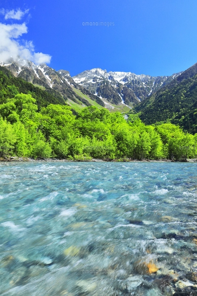 上高地 梓川の清流と穂高連峰に残雪と快晴の空の写真素材 [FYI08030103