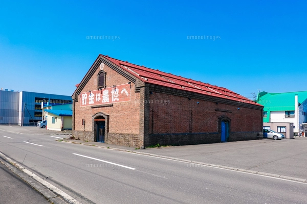JR芽室駅近くに建つ十勝めむろ赤レンガ倉庫（北海道芽室町）の写真素材