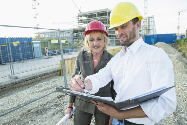 Architect on site with customerの写真素材 [FYI08058710] | ストックフォトの Qlean Market