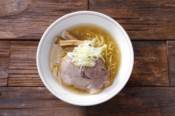 上から見た豚角煮とチャーシュー大盛り醤油ラーメンの写真素材