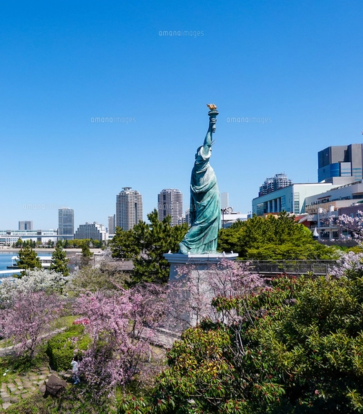 満開の桜に囲まれたお台場の自由の女神像（東京都港区）の写真素材