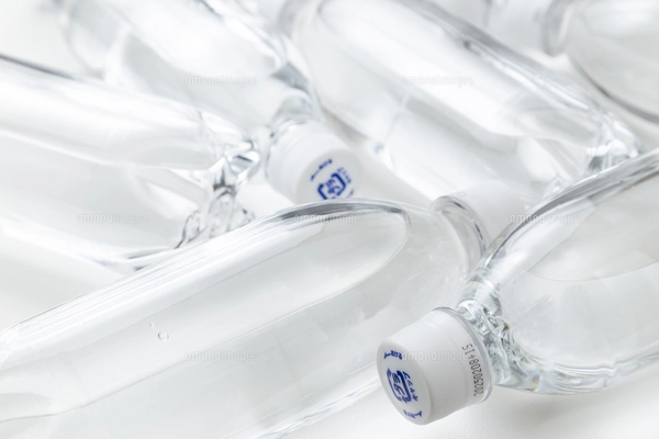 潰れた水の入ったペットボトルの写真素材 [FYI01421707] | ストック