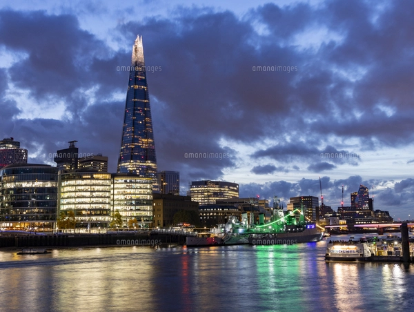 タワー・ブリッジ 7月 ロンドン イギリスの写真素材 [FYI03978684