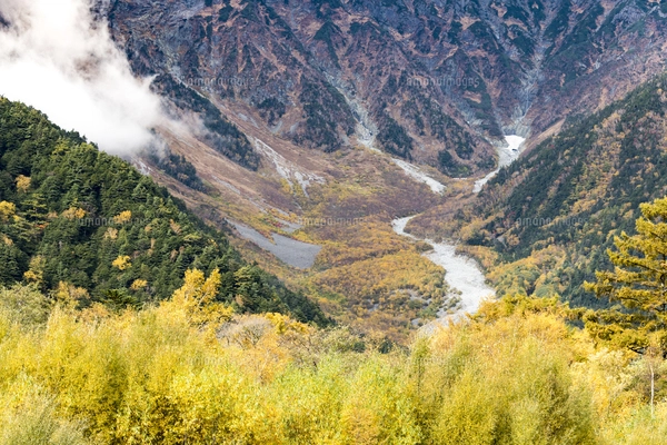 上高地 河童橋より梓川の清流と穂高連峰の紅葉に雪の写真素材
