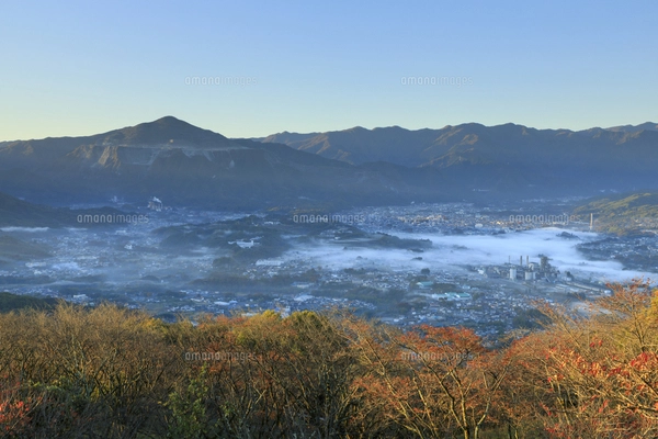 早朝の秩父盆地と武甲山の写真素材 [FYI08149801] | ストックフォトの