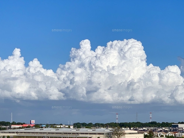 町の空に発生した入道雲の写真素材 [FYI08167160] | ストックフォトの
