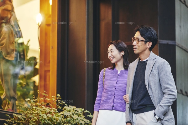 【♥︎】抱き合うカップル、卓上アレンジメント 抱き合うカップル [37670834]の写真素材 - アフロ