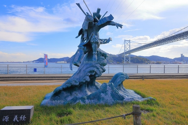 壇之浦古戦場跡 源義経の像と関門橋 山口県の写真素材 [FYI08181761