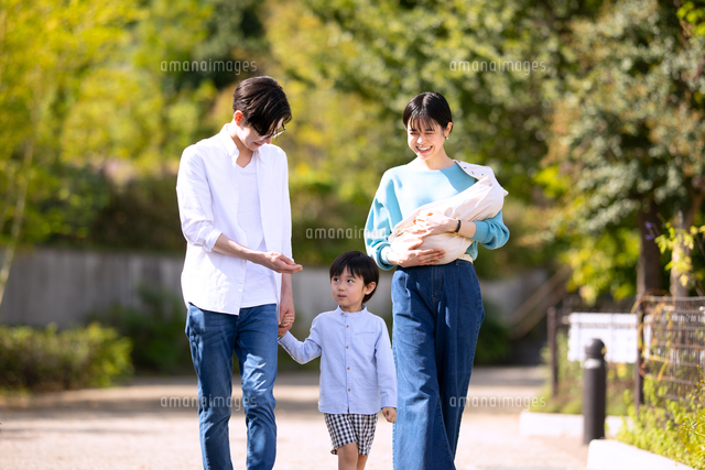 公園を散歩する家族の写真素材 [FYI08192139] | ストックフォトの
